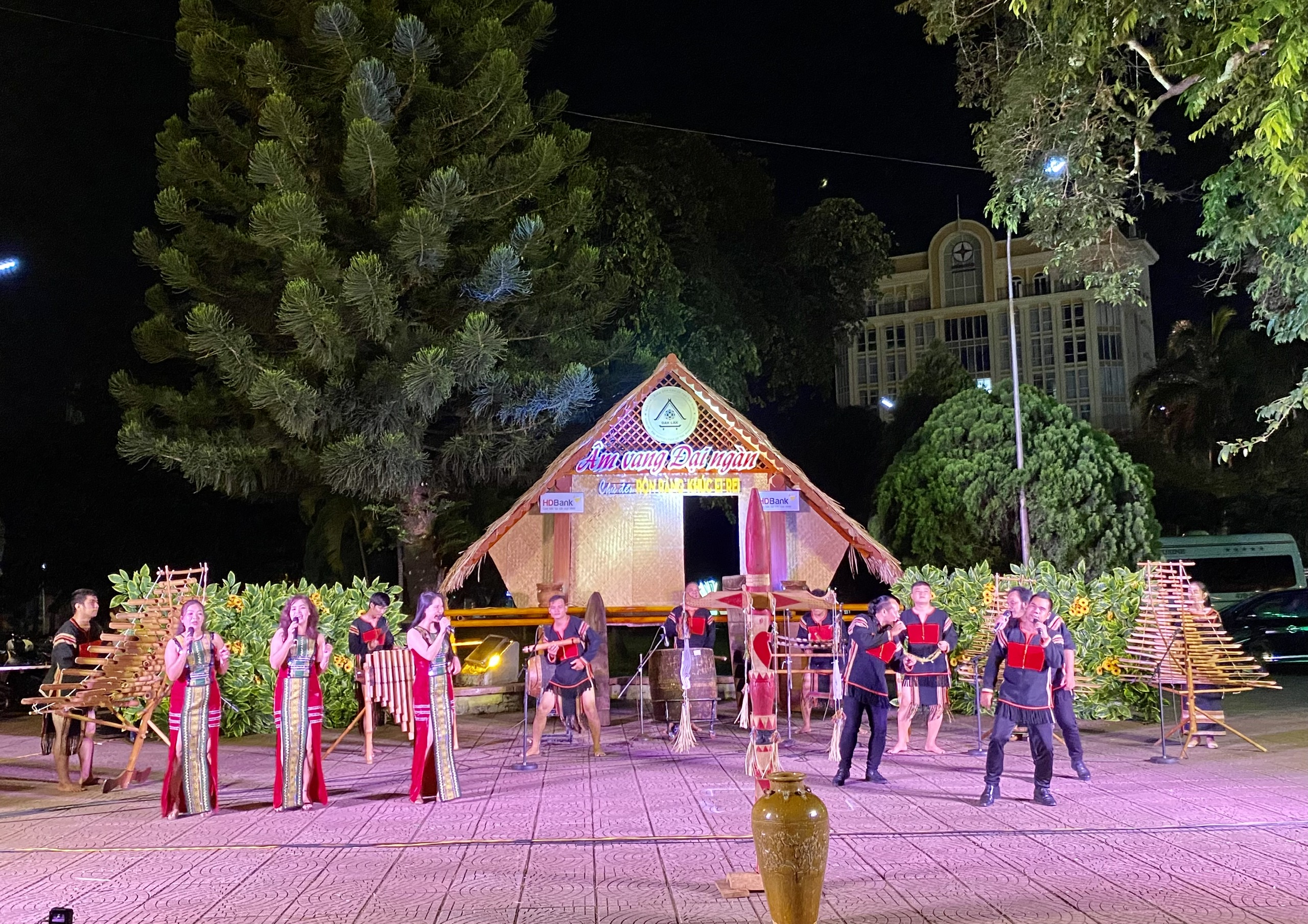 Chương trình biểu diễn văn hóa Cồng chiêng phục vụ Nhân dân và du khách